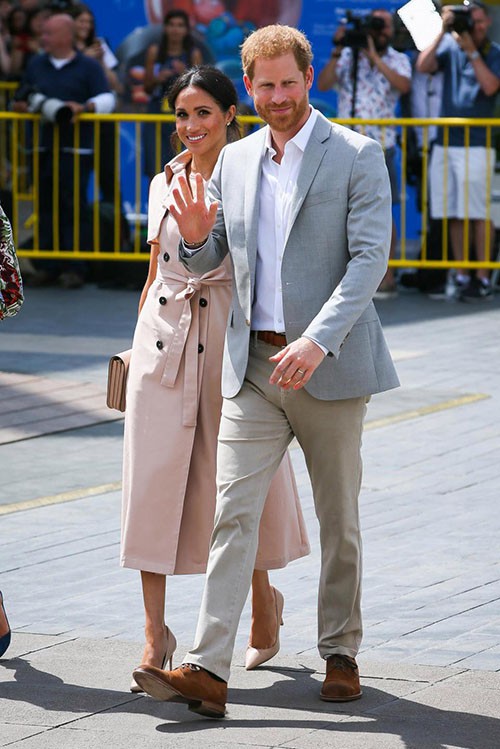 Cặp vợ chồng hoàng gia thân thiện vẫy tay chào người dân có mặt ở Southbank Centre khi tới dự triển lãm.