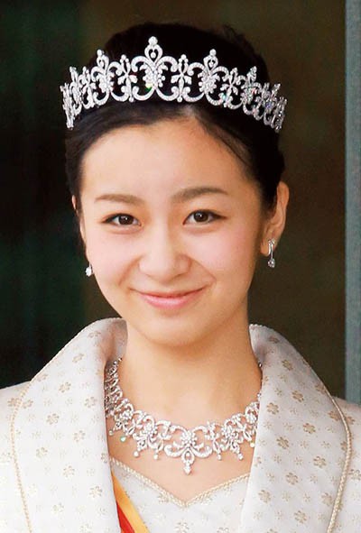 Theo truyền thống của hoàng thất Nhật Bản, mỗi công chúa đến tuổi trưởng thành đều được trao trang sức. Khi Kako sắp tròn 20 tuổi, 5 công ty cạnh tranh để được thiết kế nữ trang cho công chúa, kết quả do các chuyên gia thẩm định. Nhãn hiệu danh tiếng Mikimoto giành được quyền thiết kế trang sức cho Kako, tổng trị giá khoảng 30 triệu yen (6,1 tỷ đồng). Ảnh: Bunshun.