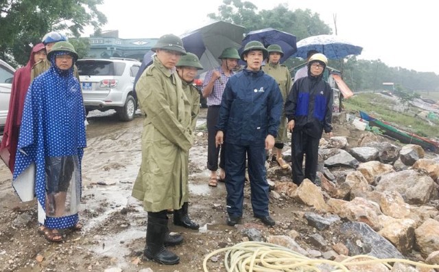 
Ông Nguyễn Đình Xứng đi kiểm tra công tác phòng chống bão tại huyện Quảng Xương, trong khi huyện này vẫn tổ chức họp HĐND huyện. Ảnh: Báo Thanh Hóa
