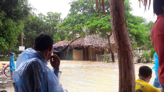 Nước lũ dâng cao khiến nhiều ngôi nhà tại xã Xuân Chinh, huyện Thường Xuân bị ngập nặng