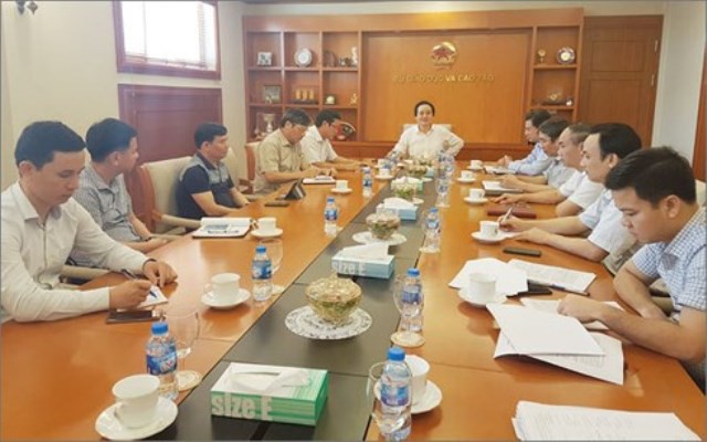 
Bộ trưởng Phùng Xuân Nhạ - Trưởng Ban chỉ đạo họp với lãnh đạo Ban chỉ đạo thi THPT quốc gia năm 2018 và các đơn vị liên quan. Ảnh: Bích Lan
