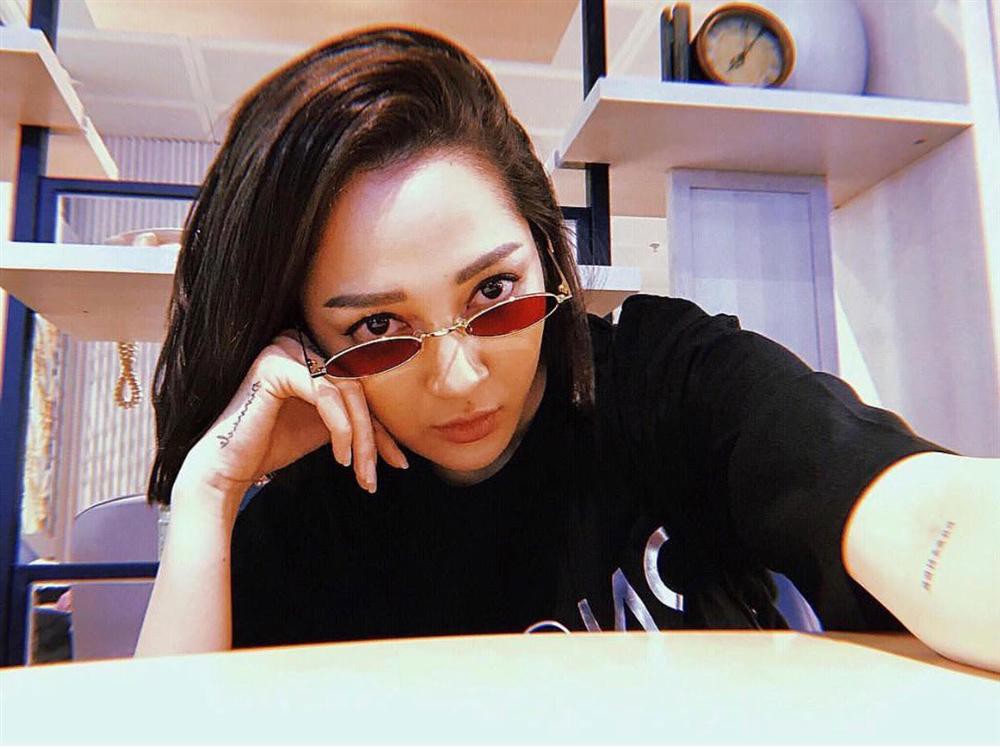 Cô không ngại thử nghiệm những phong cách khác nhau để làm mới bản thân.