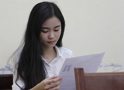 Nữ sinh Huế trước giờ làm bài thi THPT quốc gia 2018. Ảnh: Võ Thạnh