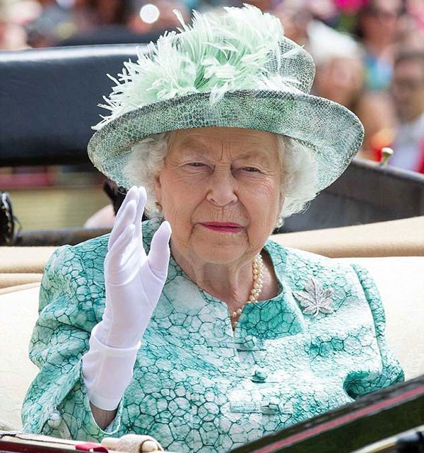 Nữ ho&agrave;ng Anh tại giải đua ngựa Royal Ascot hồi giữa th&aacute;ng 6. Ảnh: REX.