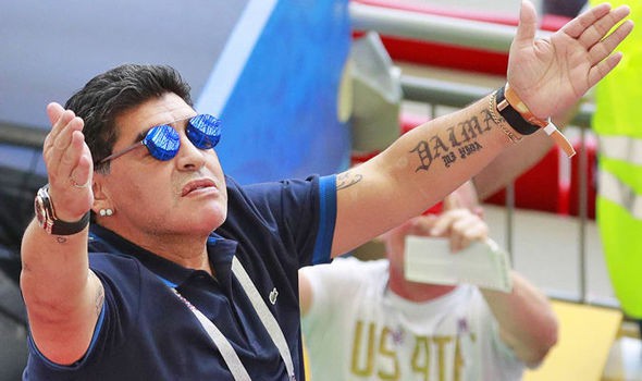 Maradona hết lời chê bai Messi trước truyền thông.