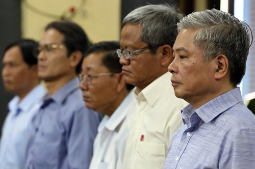 &Ocirc;ng B&igrave;nh v&agrave; c&aacute;c bị c&aacute;o tại t&ograve;a. Ảnh: Th&agrave;nh Nguyễn.