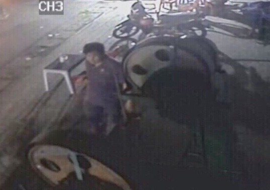 Hình ảnh nghi phạm trên đường tẩu thoát được camrera an ninh ghi lại. Ảnh: Công an cung cấp.