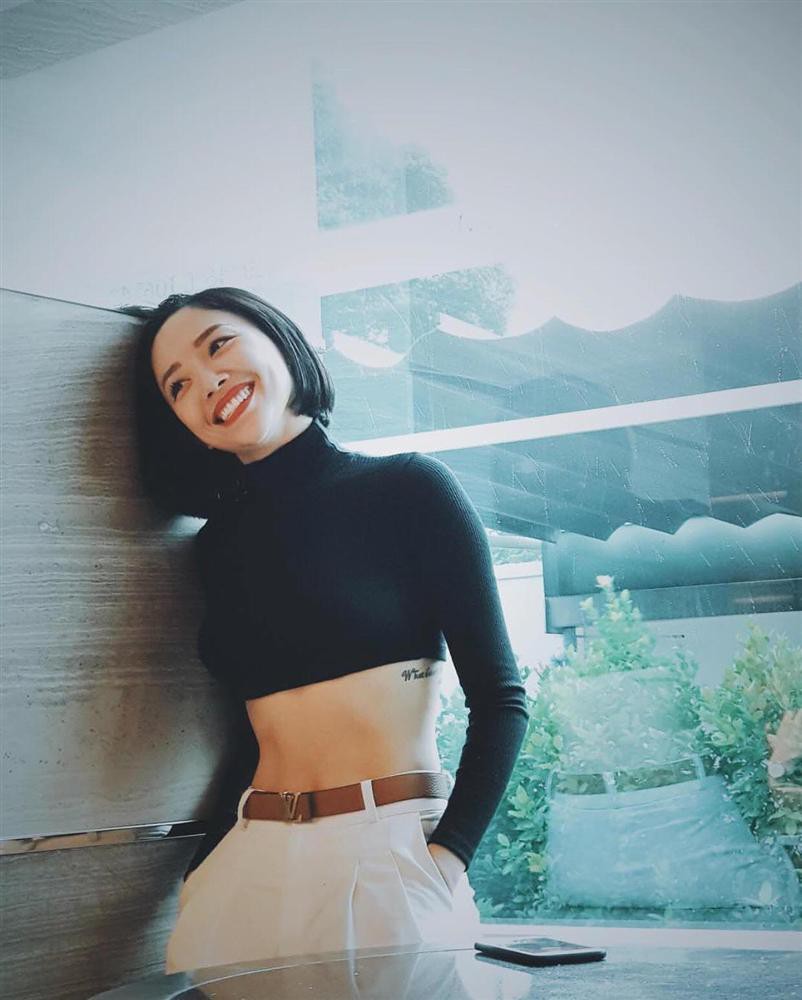 Cô nhẹ nhàng, nền nã với mái tóc bob thẳng được nhuộm đen bóng cực kì cuốn hút.