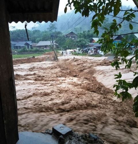 
Nước lũ chảy xiết đã làm hư hỏng, gây ách tắc nhiều tuyến đường ở Yên Bái. Ảnh: PV
