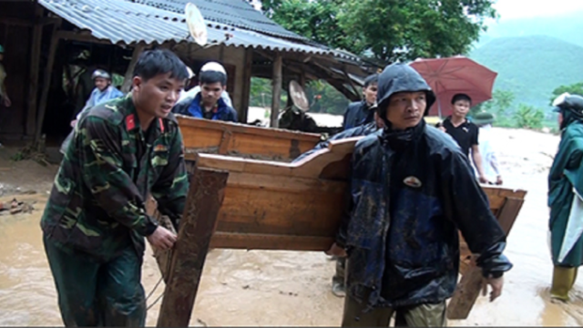 
Cán bộ, chiến sĩ công an, bộ đội giúp dân khắc phục thiệt hại mưa lũ.
