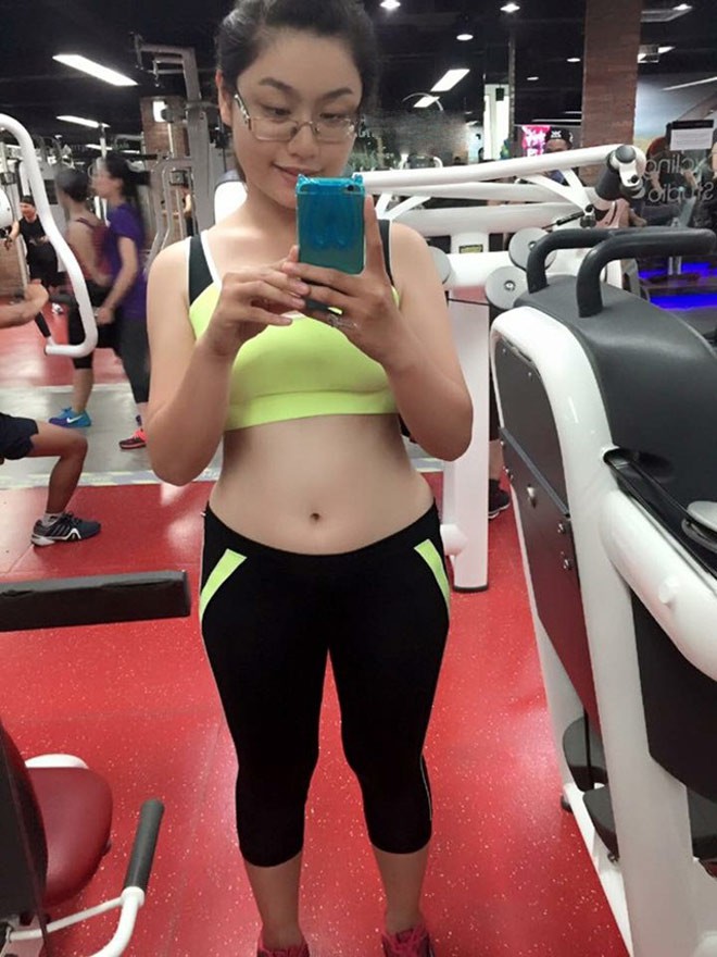 Ánh Minh kết hợp ăn kiêng và tập gym để giảm cân. Cô hạn chế tinh bột, đường và chất béo trong các bữa ăn cũng như bổ sung nhiều nước cho cơ thể.