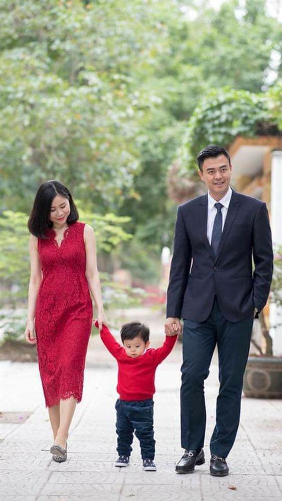 
Tuấn Tú cùng vợ và con trai 3 tuổi.

