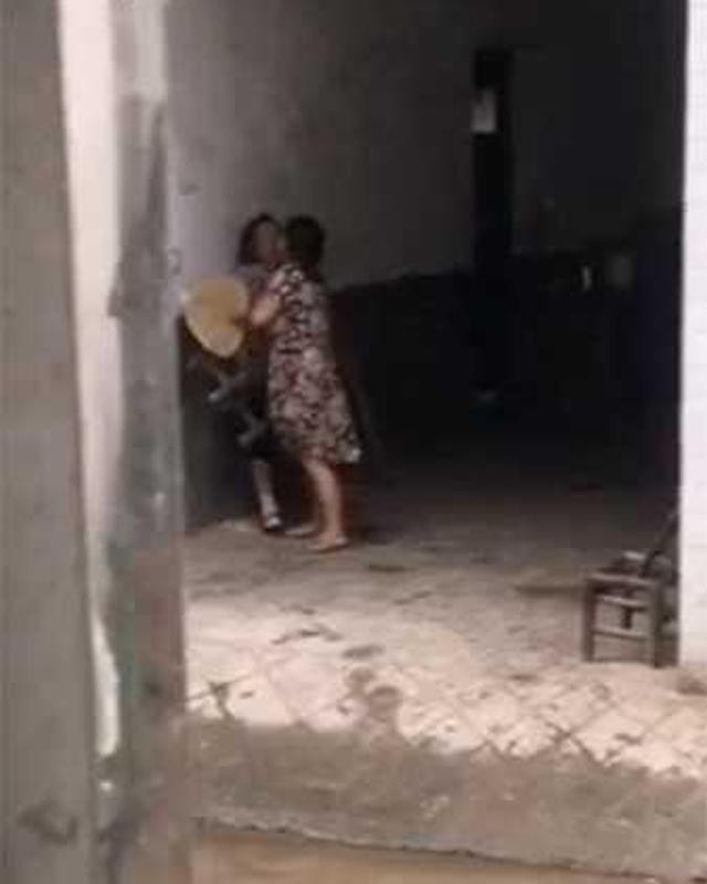 C&ocirc; con d&acirc;u cũng c&oacute; h&agrave;nh động hết sức nhẫn t&acirc;m với mẹ chồng.