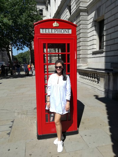 Cô thích thú các booth điện thoại trên đường phố, một trong những điều khiến London còn giữ nét hoài cổ.