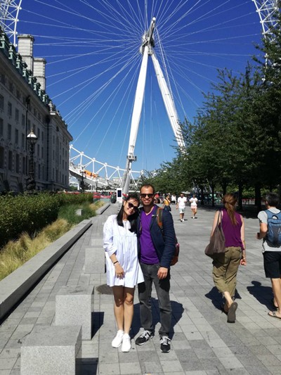 Vợ chồng Xuân Thùy đặt chân đến vòng đu quay được gọi là London Eye (Con mắt London).