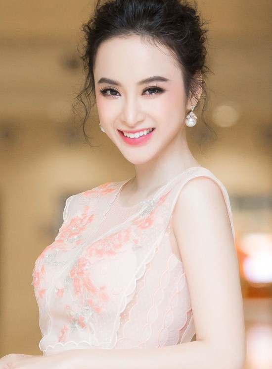 Hiện tại Angela Phương Trinh với nhan sắc xinh đẹp trở thành một trong những nữ hoàng thảm đỏ của showbiz Việt