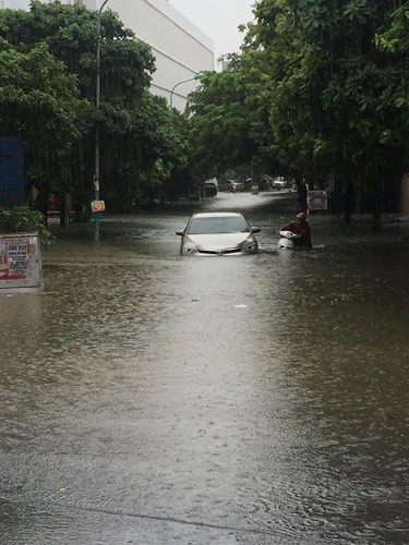 Ô tô bơi trong biển nước (Ảnh: Chung Đồng)