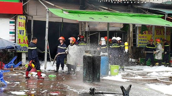 Toàn cảnh vụ hoả hoạn tại quán bia hơi số 94, đường Nguyễn Hữu Thọ, quận Hoàng Mai, Hà Nội.