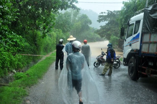 Giao thông trên quốc lộ 37 vẫn bị chia cắt.