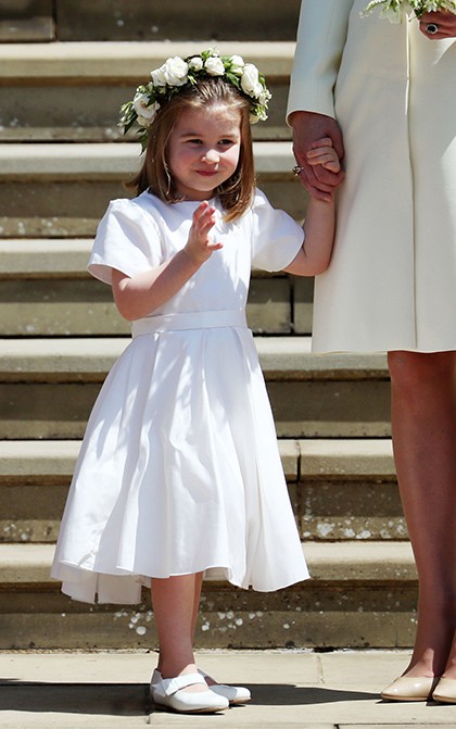Công chúa Charlotte vẫy tay chào người hâm mộ tại đám cưới chú Harry hôm 19/5. Ảnh: PA.