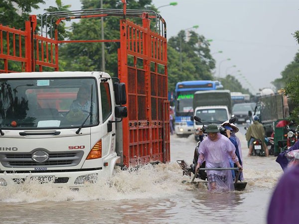 
Mưa to khiến nhiều tuyến đường tại Hà Nội hôm qua bị ngập nghiêm trọng
