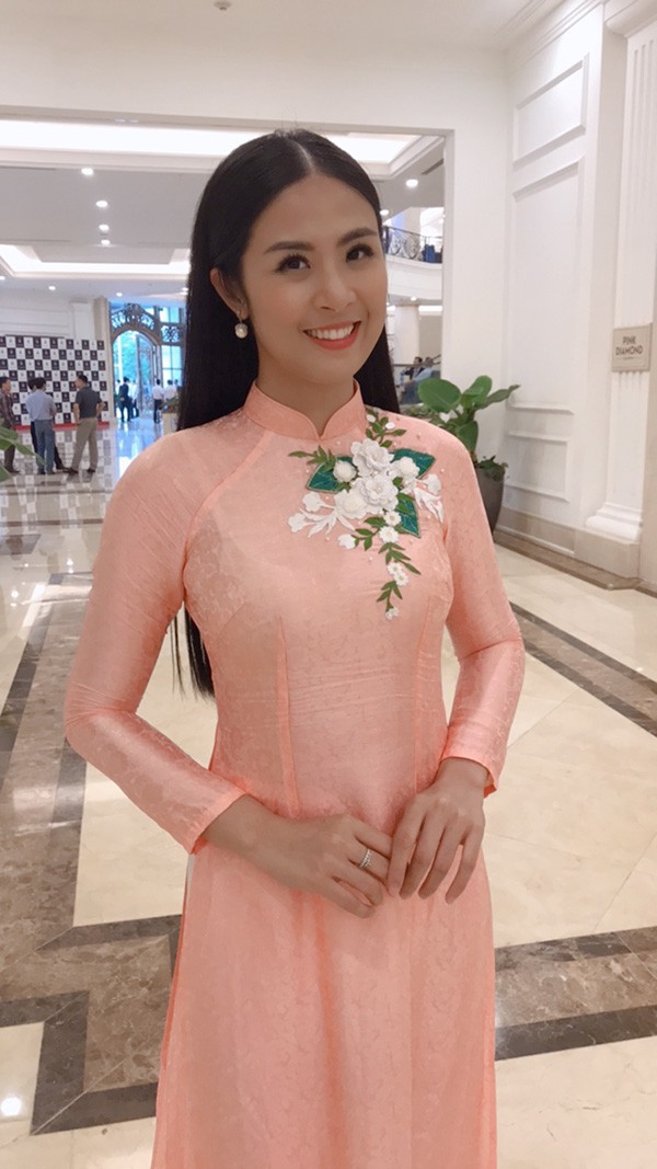 Ngọc Hân là một trong những khách mời có mặt sớm nhất tại bữa tiệc tối của cô dâu Tú Anh. Hoa hậu Việt Nam 2010 còn là phù dâu cho Á hậu Việt Nam 2012.