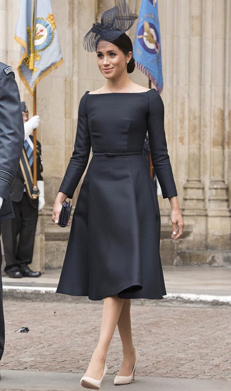 Xuất hiện ở lễ kỷ niệm 100 năm Không quân hoàng gia Anh hôm 10/7, Meghan xinh nổi bật trong chiếc váy màu xanh navy đậm của Dior cổ thuyền và phần chân váy bồng giá 2.600 USD, giày cao gót màu da lộn và ví cầm tay. Bộ trang phục và phụ kiện này có tổng giá là 5.230 USD.