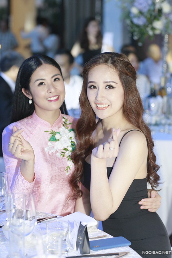 Hoa hậu Ngọc Hân hội ngộ Hoa hậu Mai Phương Thúy tại tiệc cưới.
