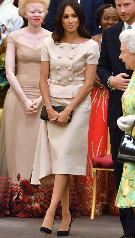 Công tước và Nữ công tước xứ Sussex hôm 26/6 sánh vai nhau tham dự lễ trao giải các nhà lãnh đạo trẻ do Nữ Hoàng tổ chức, nhằm tôn vinh những người trẻ và thành công của họ trong các quốc gia thuộc Khối Thịnh vượng chung. Xuất hiện ở sự kiện, Meghan mặc chiếc váy Prada màu hồng nhạt, có hai hàng cúc đối xứng trị giá gần 2.800 USD, ví cầm tay gần 1.700 USD, giày cao gót của Aquazzura 620 USD. Nữ Công tước xứ Sussex hoàn thiện ngoại hình với đôi hoa tai kim cương của Vanessa Tugendhaft gần 1.200 USD và vòng tay 700 USD. Tổng chi phí cho trang phục và phụ kiện là hơn 7.000 USD.