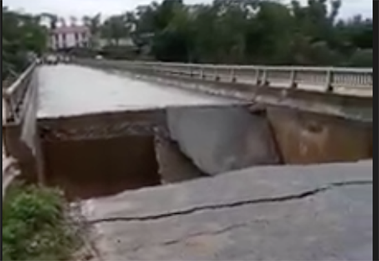 H&igrave;nh ảnh cầu Minh Đ&agrave;i bị sụt l&uacute;n.