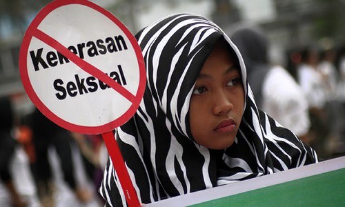 Một phụ nữ Indonesia tham gia biểu tình chống lạm dụng tình dục trẻ em năm 2016 tại Jakarta. Ảnh: Albert Damanik.