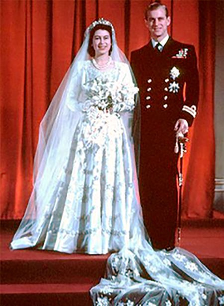 Ảnh cưới hơn 70 năm trước của Nữ hoàng Anh và Hoàng thân Philip. Ảnh: Royal UK.