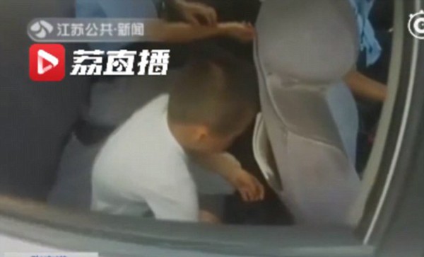 Cảnh sát đón cậu bé về đồn khi nhận được tin báo. Ảnh: Jiangsu TV.