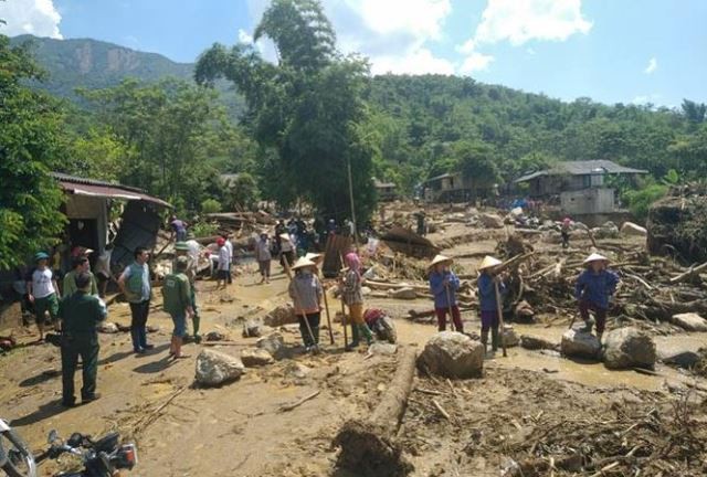 Bộ đội sửa lại nhà cho người dân ở xã Sơn Lương. Ảnh: Long Vân