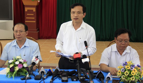 
Cục trưởng Mai Văn Trinh (giữa) đọc báo cáo kết quả xác minh sai phạm. Ảnh: VnExpress
