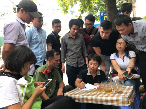 
Đại diện PA83 Công an tỉnh Sơn La ghi danh sách phóng viên tham gia họp báo. Ảnh: Dương Tâm
