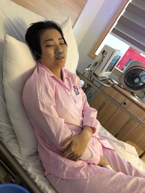 Huyền Trang trong những ngày điều trị ở Bệnh viện Ung bướu Hà Nội tháng 7/2018. Ảnh: Thanh Niên.