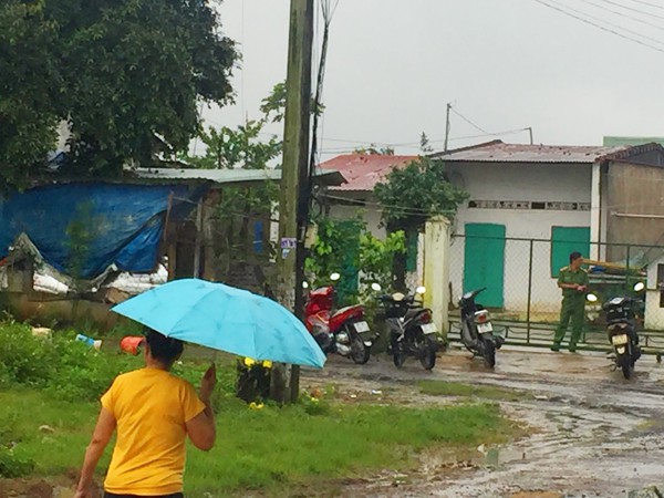 
Công an phong tỏa hiện trường, khám xét nhà bà Hà.
