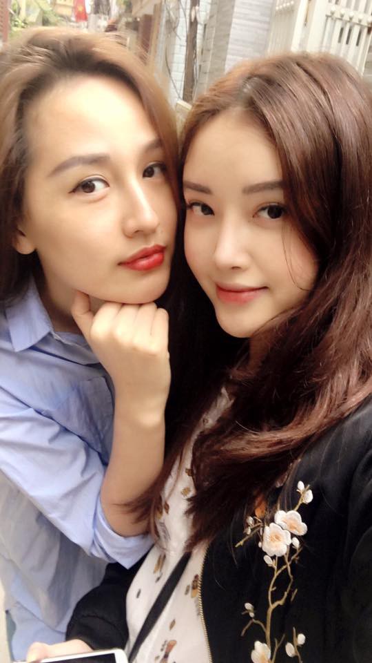 Hai chị em Mai Phương Thuý, Mai Ngọc Phượng thường xuyên selfie cùng nhau. Nếu các đường nét trên gương mặt Mai Phương Thuý sắc sảo thì Mai Ngọc Phượng lại dịu dàng, nhẹ nhàng hơn.