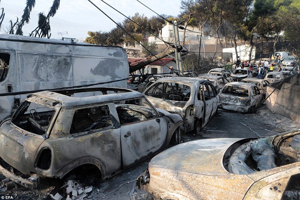 
Hiện trường hoang tàn của đám cháy, những chiếc xe của khách du lịch bị cháy rụi hoàn toàn.
