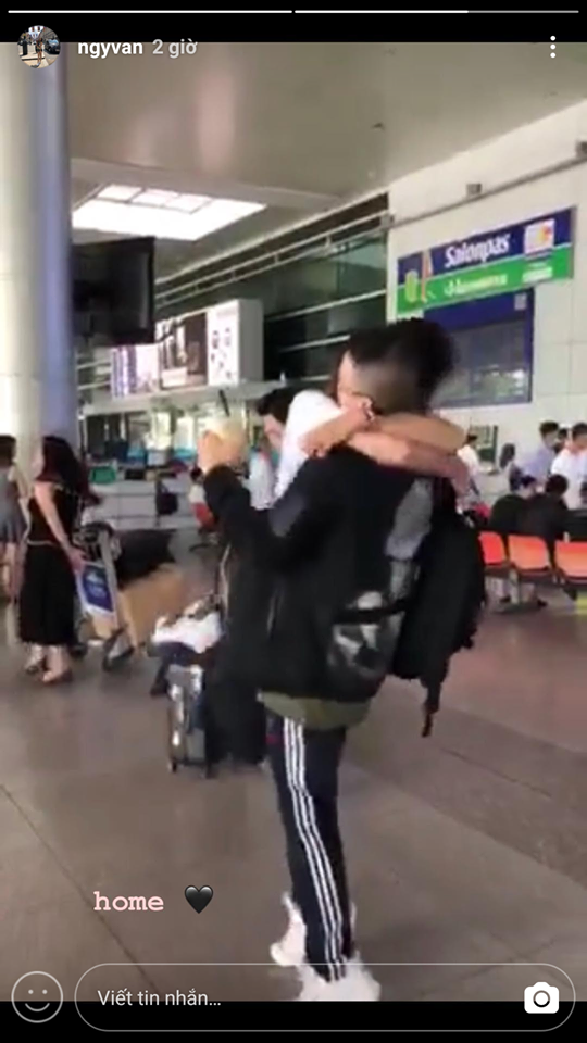 Hình ảnh được cư dân mạng cho là Huỳnh Anh đang ôm chầm bạn gái ở sân bay.