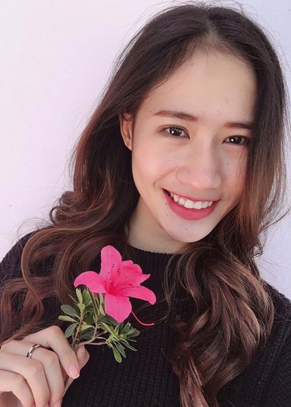 
Lê Thị Hà Thu Chiêu từng chiến thắng Hoa khôi Đại học Kinh tế 2017. Cô là em gái của người mẫu Hà Chiêu và có kinh nghiệm trình diễn, chụp ảnh thời trang.
