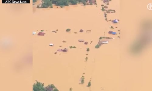 Cảnh ngập lụt nh&igrave;n từ tr&ecirc;n cao sau sự cố vỡ đập phụ của dự &aacute;n thủy điện Xe-Pian Xe-Namnoy ở L&agrave;o. Video: Guardian.