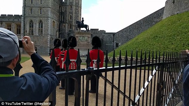 Nhiều du khách háo hức khi nhìn thấy tận mắt lính gác của hoàng gia trong trang phục truyền thống.