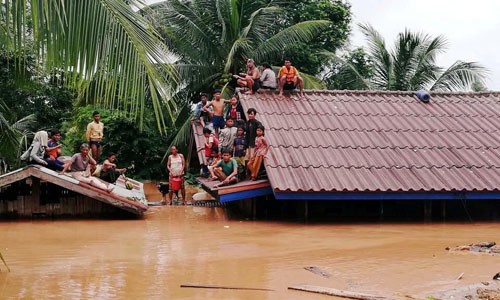 
Người dân mắc kẹt tại một ngôi làng do nước lũ lên quá nhanh. Ảnh: ABC Laos News.

