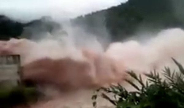 
Hình ảnh vỡ đập thủy điện vỡ nhấn chìm 6 bản tỉnh Attapeu.
