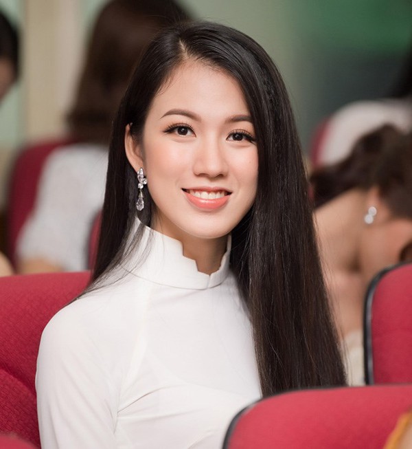 
Người đẹp Vũ Thị Tuyết Trang sinh năm 1994 tại Hà Nội. Hiện cô là BTV tiếng Anh tại VTV4, với trình độ tiếng Anh IELTS 8,5 và thành thạo tiếng Tây Ban Nha. Cô cũng là cựu sinh viên Đại học Ngoại Thương.
