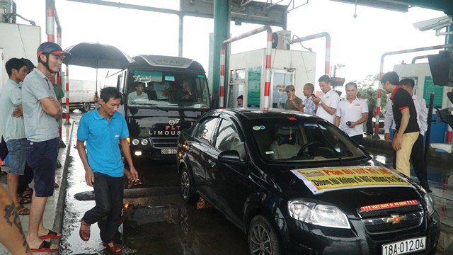 
Nhiều tài xế đã dán băng rôn lên xe để phản đối chính sách thu phí của trạm BOT Mỹ Lộc.
