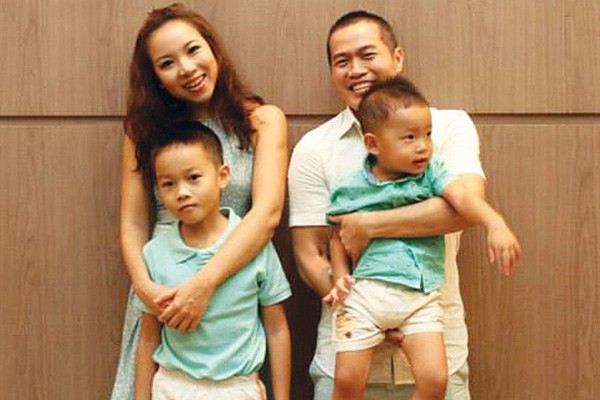 
Gia đình hạnh phúc của nữ ca sĩ tại Singapore.
