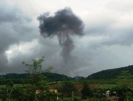
Cột khói bốc cao tại khu vực làng Dừa, xã Nghĩa Yên nơi xảy ra sự cố.

 
